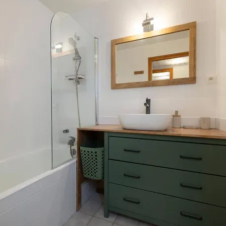 Cozy Sleeps 4 Mountain View 300m Lift דירה *